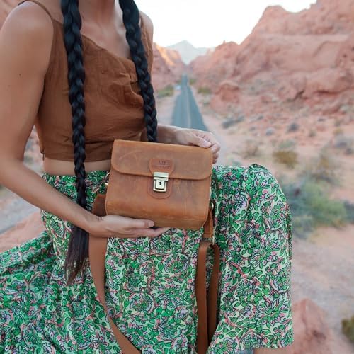 MegaGear Pebble Genuine Leather Camera Messenger Bag for Mirrorless, Instant and DSLR Cameras - Image 2